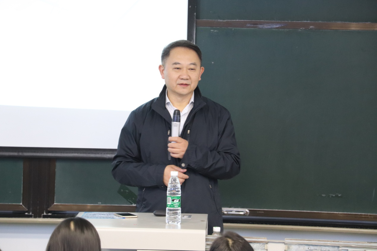 宜宾学院杰出校友秦志光教授为我校师生做报告